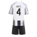 Maillot de foot Juventus Federico Gatti #4 Domicile vêtements enfant 2025-26 Manches Courtes (+ pantalon court)